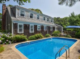 Pool Half Mile to Beach, отель в городе Харвич
