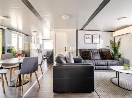 Overlooking a Park - A sunny escape, hotel in Rooty Hill