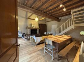 Gîte paisible 8 pers avec jardin proche Parc Le Pal - FR-1-489-613, Hotel in Diou