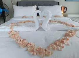 120SQM 3Bedrooms with Balcony Facing Infinity Pool Manila Bay Sunset, Near Airports, OKADA, Solaire, MOA with Free Parking
