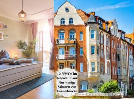 12 FEWOs im Jugendstilhaus mit Aufzug, gro&szlig;er Terrasse, Kingsize-Betten, 250Mbts WLAN, 55 Zoll Smart-TV - Nur ein kurzer Spaziergang durch den Park Venedig zur Kr&auml;merbr&uuml;cke - Kostenlose Parkpl&auml;tze in den umliegenden Stra&szlig;en - Gastst&auml;tte im Haus, alojamiento con cocina en Erfurt