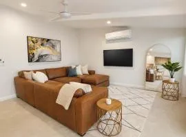 Palmer Street Apartment with Large Balcony, Marina Views & Parking