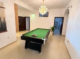 Ishas Apartment, hotel a Kusafe