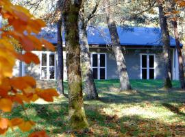 Ecoparc Des Monédières, hotel v destinaci Saint-Yrieix-le-Déjalat