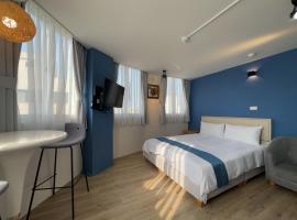 沐藍輕旅 Mulan Light Inn I 海安路住宿, hotel v destinaci Tchaj-nan