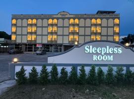 SLEEPLESS ROOM Phitsanulok, hotel en Sathani Phitsanulok