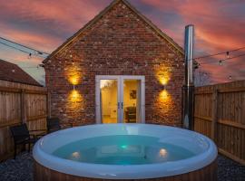 Luxury barn with private wood fired hot tub, hotel em Selby