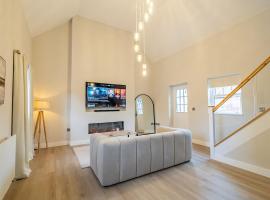 Unique luxury barn with private wood-fired hot tub, Hotel in Selby