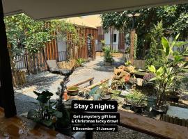 Proud Chiang Mai Poshtel، فندق في شيانغ ماي