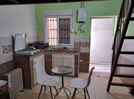 Studio petit chambre, hotel i Blida