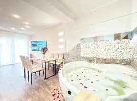 Двоповерховий Пентхаус с великим Джакузі біля метро Наукова