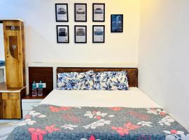 Hotel Pujari Palace, hotel in Godarpura