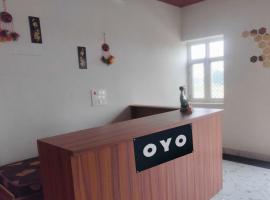 OYO 82147 White Palace, ξενοδοχείο σε Aonla