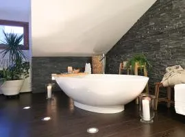 Alpine Design-Wohnung mit freistehender Badewanne in Saas-Grund