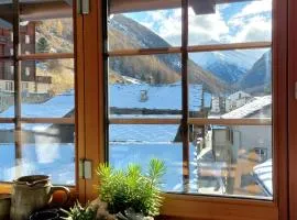 Alpen Oase mit Bergblick und Badewanne, nähe Saas-Fee