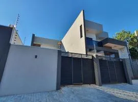 Casa de Alto Padrão com 5 Suítes e Piscina