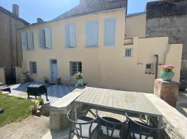 3 pièces au rez de chaussée centre historique, calme, vue sur le jardin, hotel Foix-ban