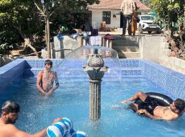 Doddakallu Betta Homestay Coorg，Somvārpet的附設泳池的飯店