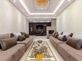 Large Comfort Duplex Casablanca Center, hotelli kohteessa LʼOasis