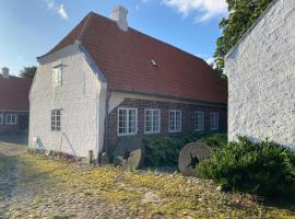 Apartment in family-owned, historic Manor, khách sạn ở Thyholm