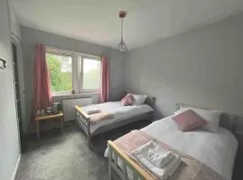 Amina Cottage - Women only