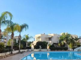 Amazing Central apartment Paphos - 2 BDR & Pool, hotel em Pafos