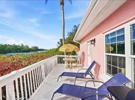 Siesta Key, Heated Pool, Dock on Lagoon, Turtle Beach 1 mile and Crescent Beach 2 miles, 1bdr