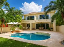 7BR Private Jacuzzi & Pool Villa Sleeps 16 Walk to Beach Lagoon and Golf