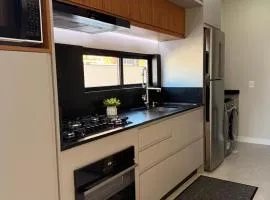 Apartamento moderno, a 200 metros da praia com pátio,piscina e churrasqueira privativa 2 vagas de garagem