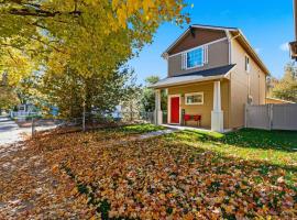 Cozy Boise Getaway walk to Stadium Fireplace Garage, hotel em Boise