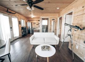 Cozy Cub Cabin 2BR Wilderness Retreat Near Grand Canyon w Outdoor Fireplace, hotell i Williams