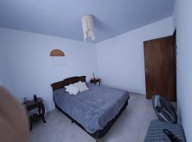 Casa con dos habitaciones y patio, hotel a Sunchales