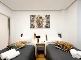 Augusta Prima - Stylish Central City Apartment - Town Hall near - for up to 7 Guests