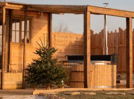 La Roulotte - Bain Nordique - Sauna et Animaux: Blâmont şehrinde bir otel