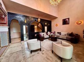 Marrakech Luxury Escape Full Villa Pool & Garden, hotelli kohteessa Sraghna