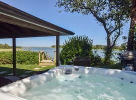 Seaside Retreat w Private Beach Landing, отель в городе Истхем