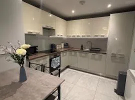 Modern 2 Bed Flat - WiFi - Town Centre - Parking