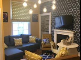 1st floor Georgian flat close to local park and city centre with 1 bedroom and large sofabed in living room, hotel Bathban