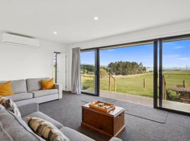 Seabreeze Lookout - Moeraki Holiday Home, hotel i Moeraki