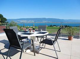Chalet with Stunning Lake and Mountain Views avec une vue à couper le souffle, une spacieuse terrasse et jardin, ξενοδοχείο σε Châtillon