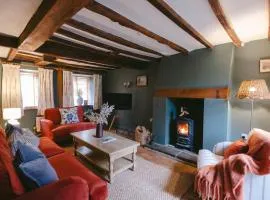 Cosy 3-Bed Cotswolds Cottage, Garden & Log Burner, Contractor & Business Stays