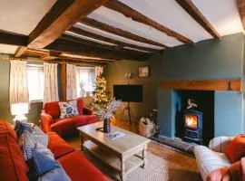 Cosy 3-Bed Cotswolds Cottage, Garden & Log Burner