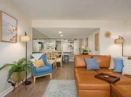 Coastal Comfort on Harbor Island – 2BR/2.5BA Updated Condo with Pool Views