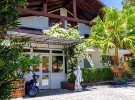 Su&iacute;tes Jurer&ecirc; Internacional, holiday home in Florian&oacute;polis