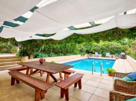 Yeovil House with Pool and Tennis Court, hotel u gradu Glen Iris