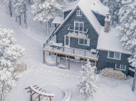Modern Chalet w Hot Tub, Views, Putting Green – hotel w mieście Evergreen