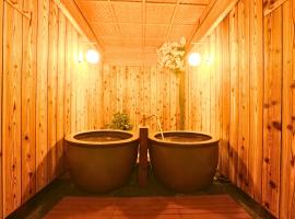 庭音日和 2つの半屋外壺湯でくつろぐ宿 大家族向け広々一棟貸し 駐車場2台 浴室2箇所, vila u gradu Omihačiman