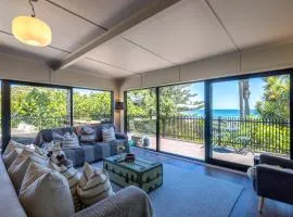 Moana Beach House - Absolute beachfront in Onetangi