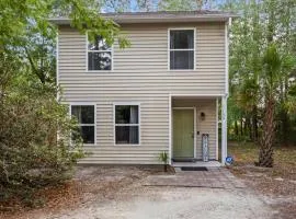 Beachy Retreat - Mins to UNCW & Wrightsville Beach