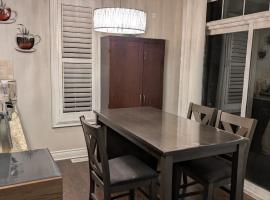 Bright Bedroom with Shared bathroom and WiFi Parking available, hotel em Markham